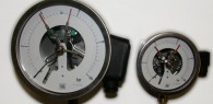 Pressure gauges with electric contacts